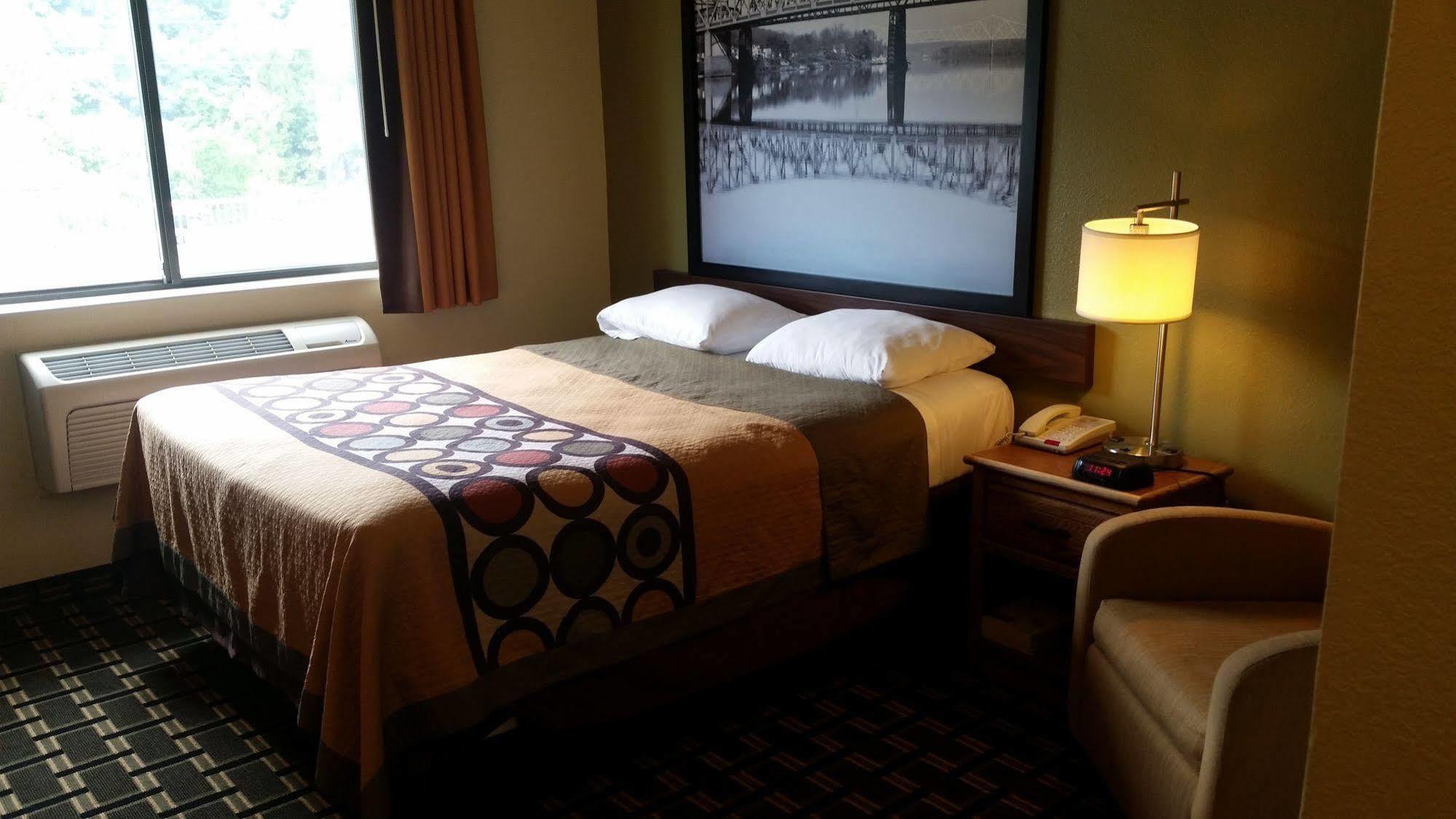 Super 8 By Wyndham Wheeling Wv Hotell Exteriör bild